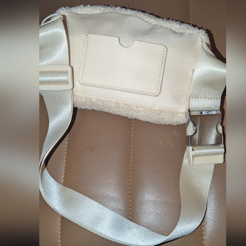 NWT Steve Madden White Sherpa Crossbody/ Waist Bag - Picture 2 of 7